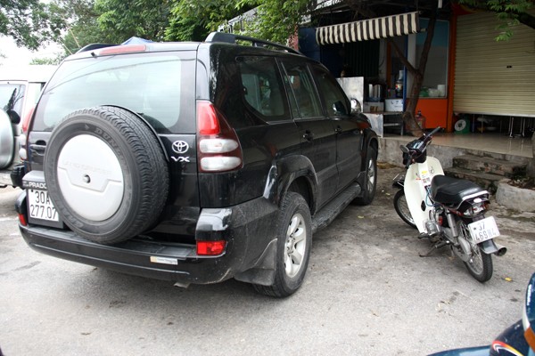 Hai thanh nien bi xe Toyota Prado keo le 5m tren duong Van Cao-Hinh-3